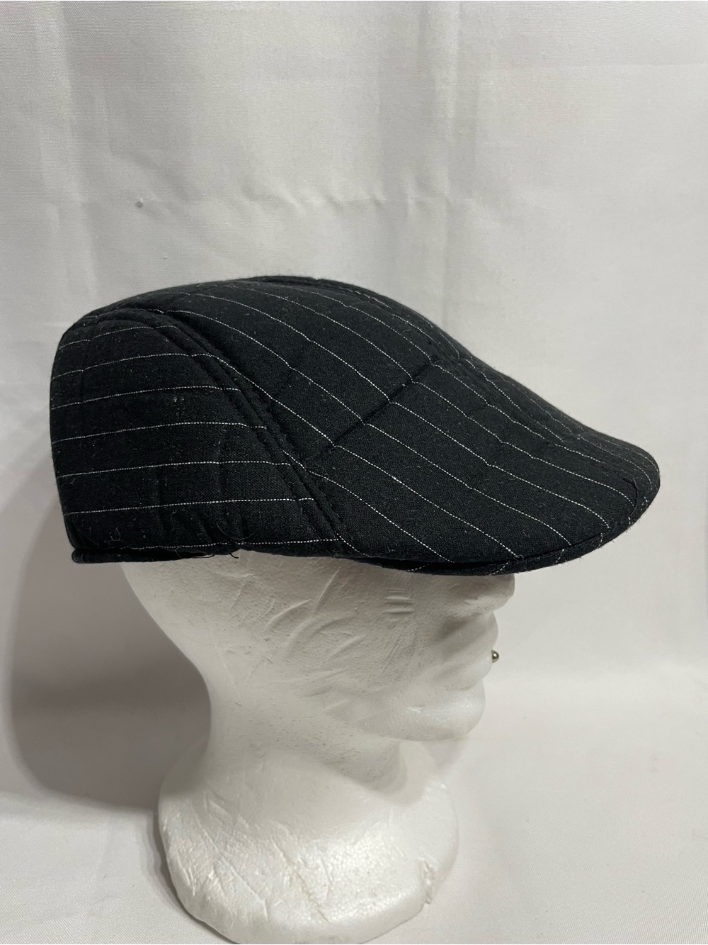 Men’s striped ivy cap features a classic newsboy silhouette in black with white